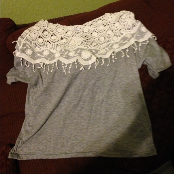 ❌OUT OF STOCK❌Lace shoulder slouchy gray tee - Picture 4 of 4