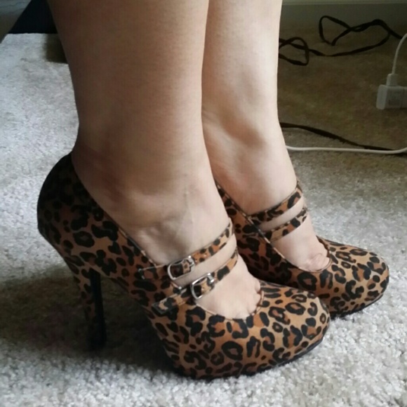 Leopard print pumps