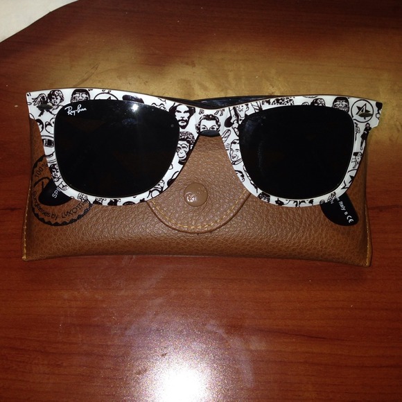 ❌SOLD❌Ray-ban Wayfarer Rare Comic Print Sunglasses - Picture 2 of 2