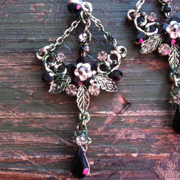 NEW Vintage-Style Floral Post Earrings - Picture 2 of 2