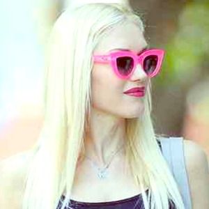 Quay pink kitty sunglasses