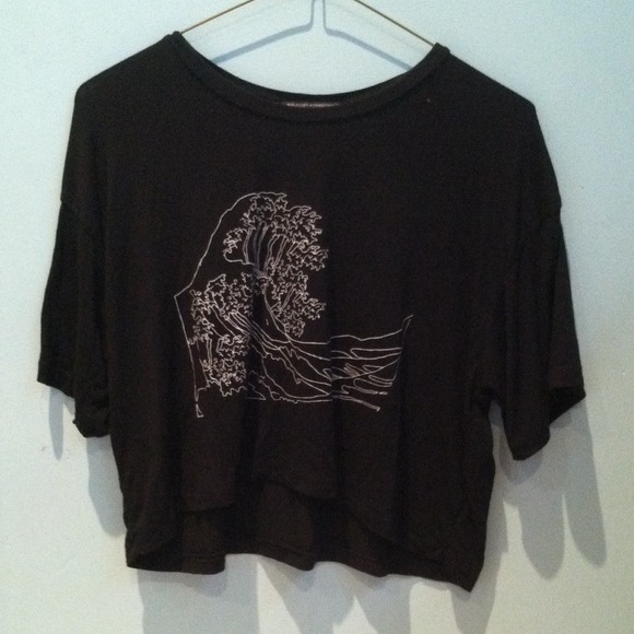 Black cropped wave graphic tee
