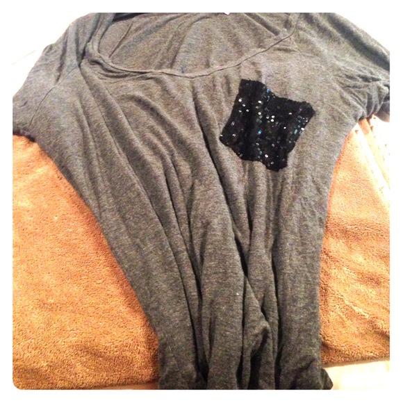 Grey t- shirt with black glitter pocket