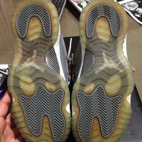 SOLD Cool Grey's 11 size 5Y - Picture 2 of 4