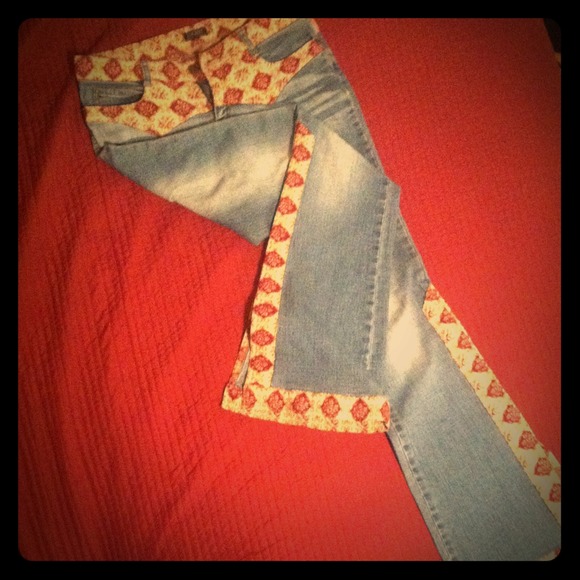 Vintage embroidered lucent jeans with side slit!