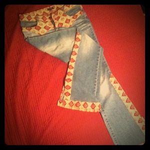 Vintage embroidered lucent jeans with side slit!