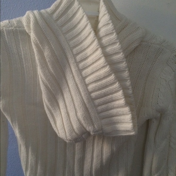 🚫SOLD! White Knit Hoodie - Picture 4 of 4