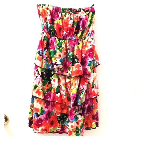 Strapless short ruffle dress - colorful and floral