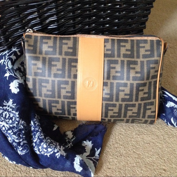 🚩RELISTED🚩🎉HP x2🎉 FENDI clutch - Picture 1 of 4