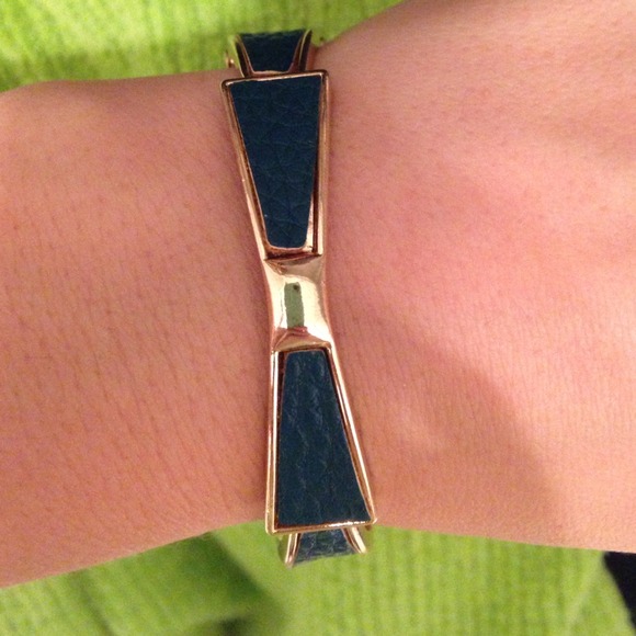 Green bow bracelet