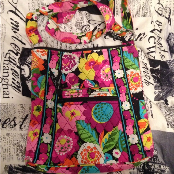Vera Bradley va va bloom hipster.