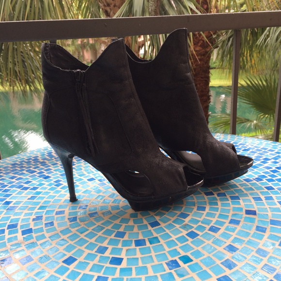 Super cool Black high heels.