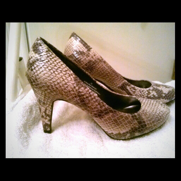 Brown snakeskin patterned pumps