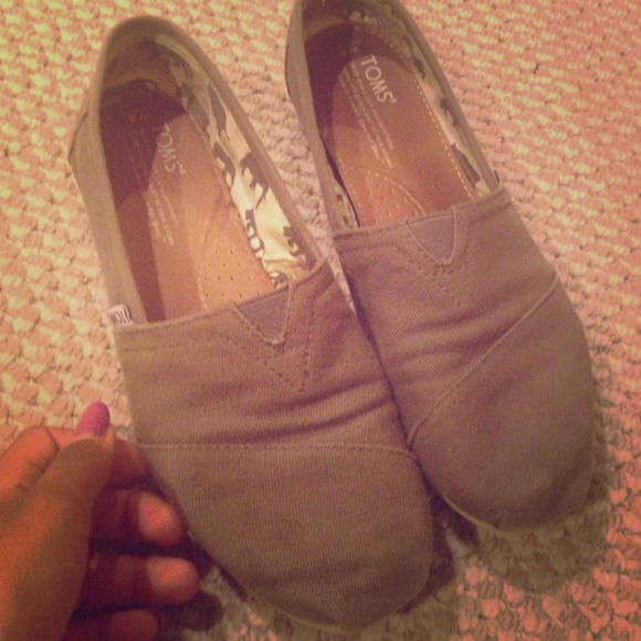 Grey toms