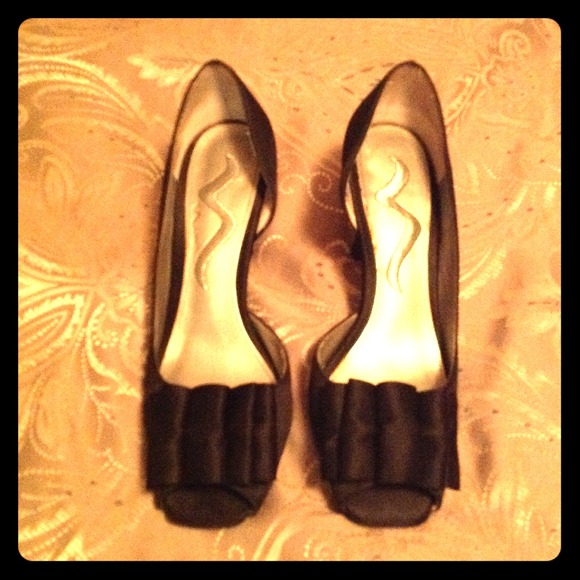 Satin black Nina low pumps