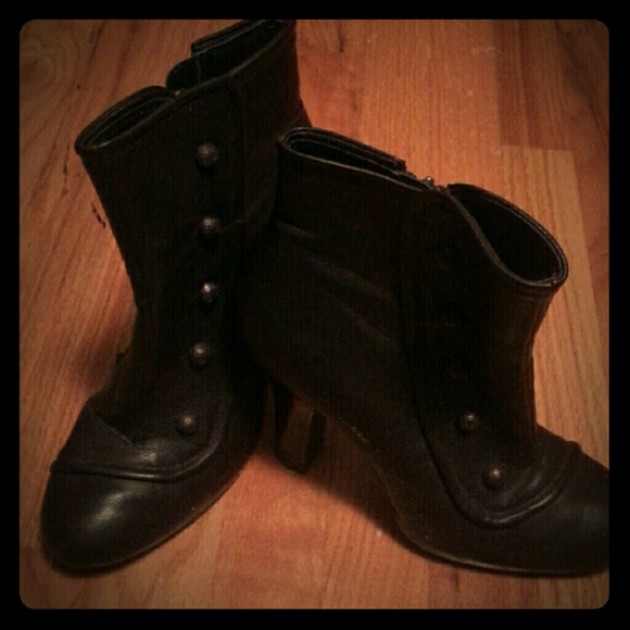 Heeled boots with buttons