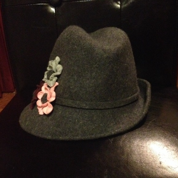 Wool hat with flower embellishment