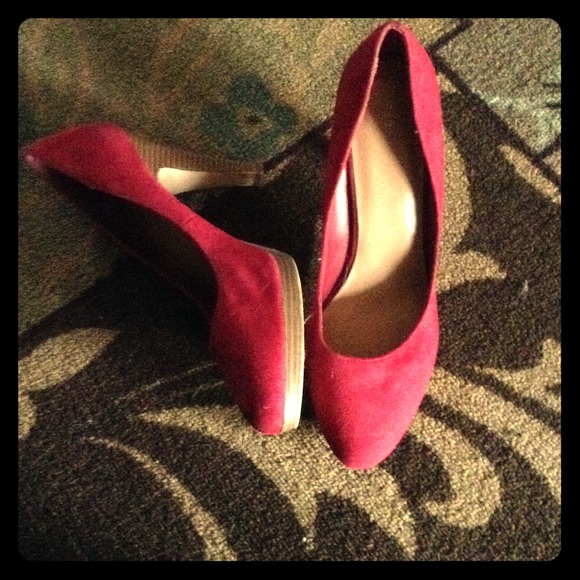 Red Fioni high heels, sz 11 Wooden look to bottom.