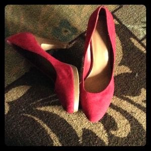 Red Fioni high heels, sz 11 Wooden look to bottom.