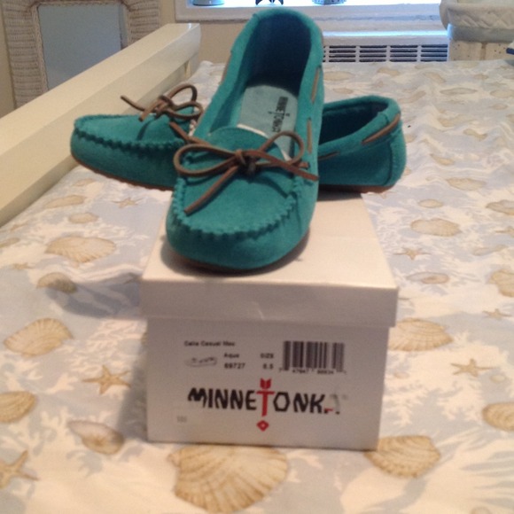 NWT MINNETONKA moccasins size 8 1/2