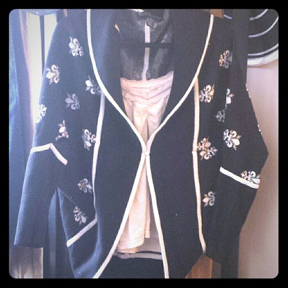 BUNDLE: Vintage Fleur De Lis Sweater/Smashbox Kit