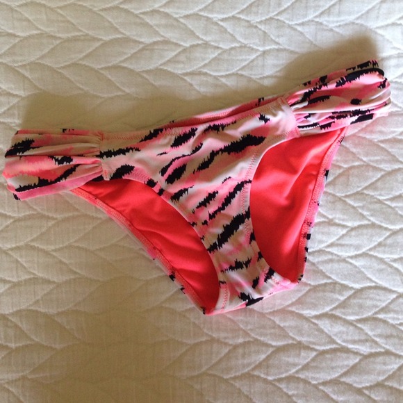 Victoria's Secret Ruched Hip Bikini Bottom - Picture 1 of 1