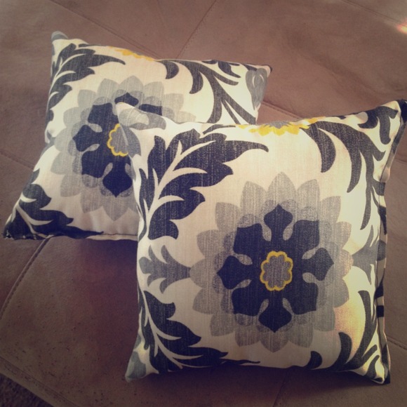 Beautiful throw pillows!