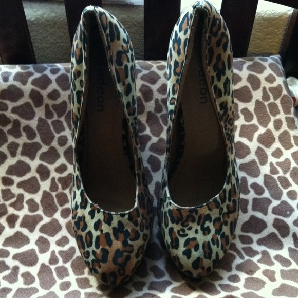 Cheetah print pumps - Picture 2 of 3