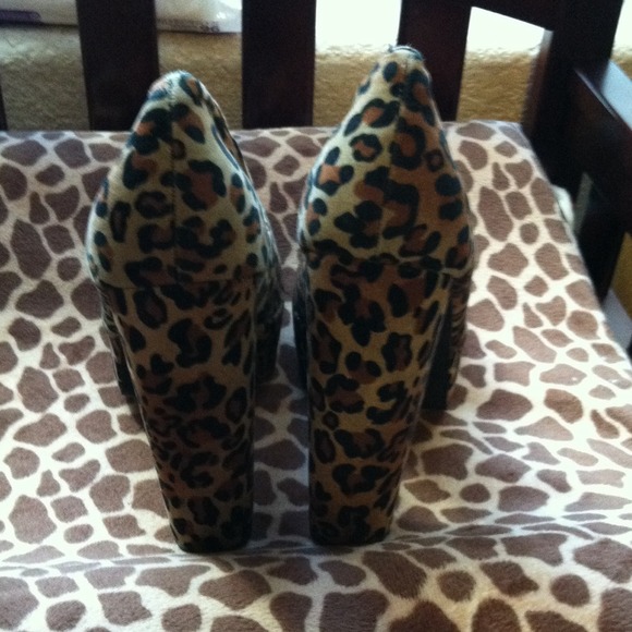 Cheetah print pumps - Picture 3 of 3