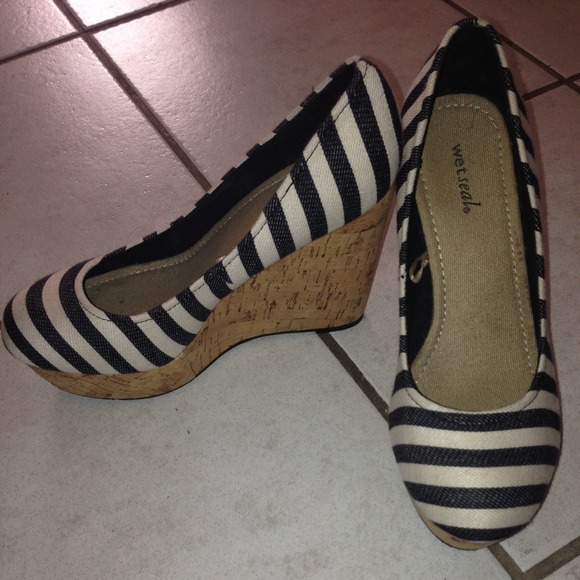 Wet seal wedges