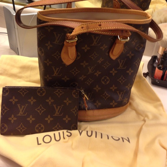 Louis Vuitton Handbags - Louis Vuitton small bucket purse