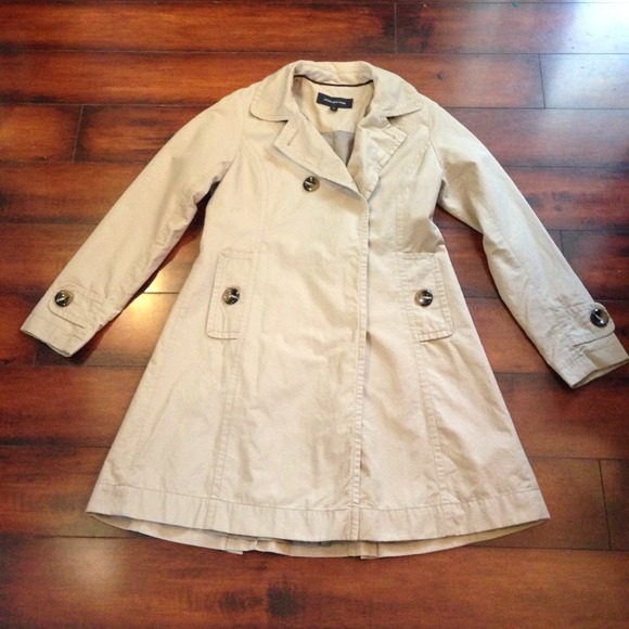 Nice lined trench Coat. Fits like medium
