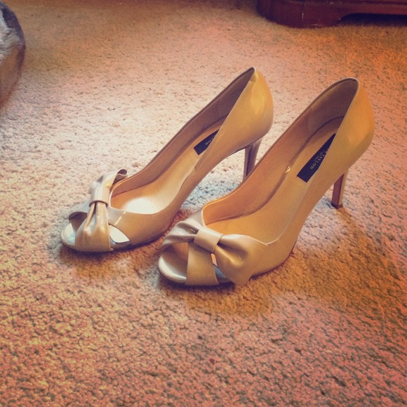 Ann Taylor nude peep toe pumps