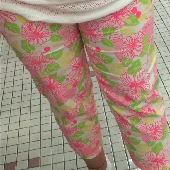 Lilly Pulitzer Pants - 🎉HOST PICK🎉🍹Drink Up Lilly Pulitzer Capris🍹
