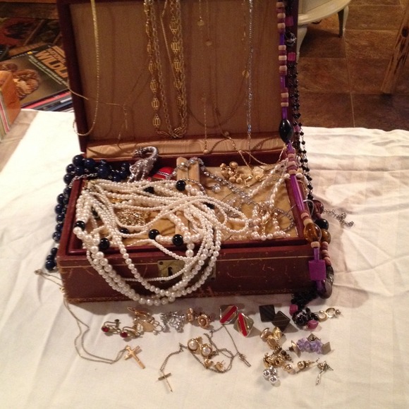 Vintage jewelry box full!!! Last reduction!!!