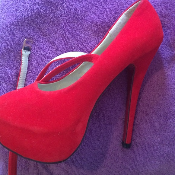 Red pumps - Picture 2 of 4