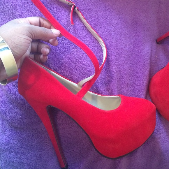 Red pumps - Picture 4 of 4