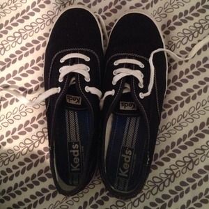 size 8.5 black keds
