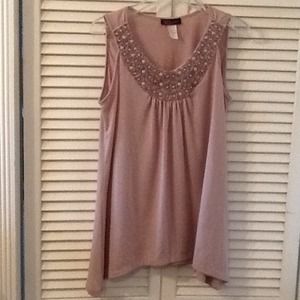 Cute shirt with a sharkbite hem!