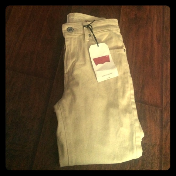 brand new Levi high waisted jeans