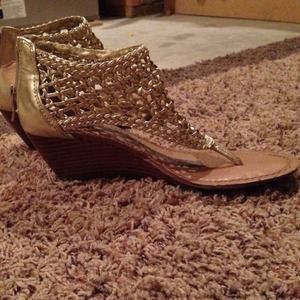 Bcbg  sandals w heel