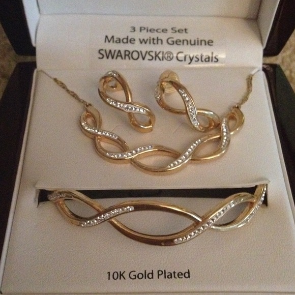Jewelry - ❤️Was$59OnSale 1hr❤️10K GP Swarovski Crystal Set