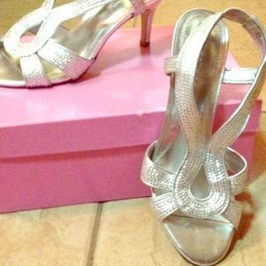 💥Reduced 💥 Silver bedazzled kitten heels