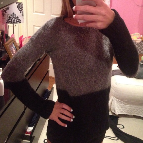 🌸Traded🌸 Grey/ black fuzzy sweater