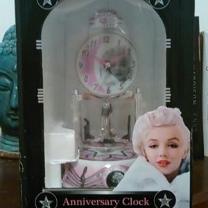 Marilyn Monroe clock
