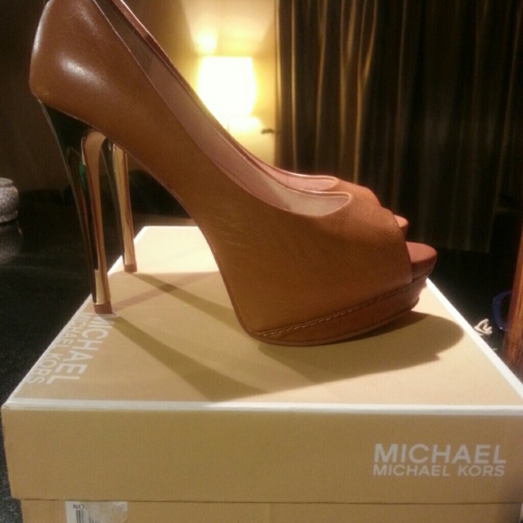 Michael Kors luggage peep toe pumps