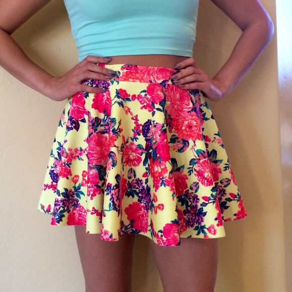 Nameless Dresses & Skirts - Flirty floral mini skirt!