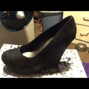 Black faux suede wedge shoe sz 8