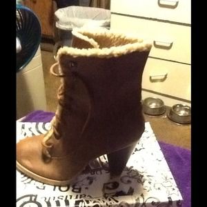 Brown fur lined look boots sz 8