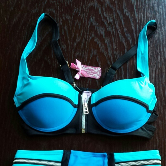 Bikini - Picture 2 of 4